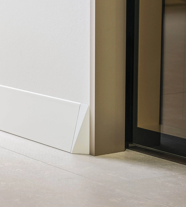 Dettaglio di battiscopa bianco moderno in ambiente contemporaneo