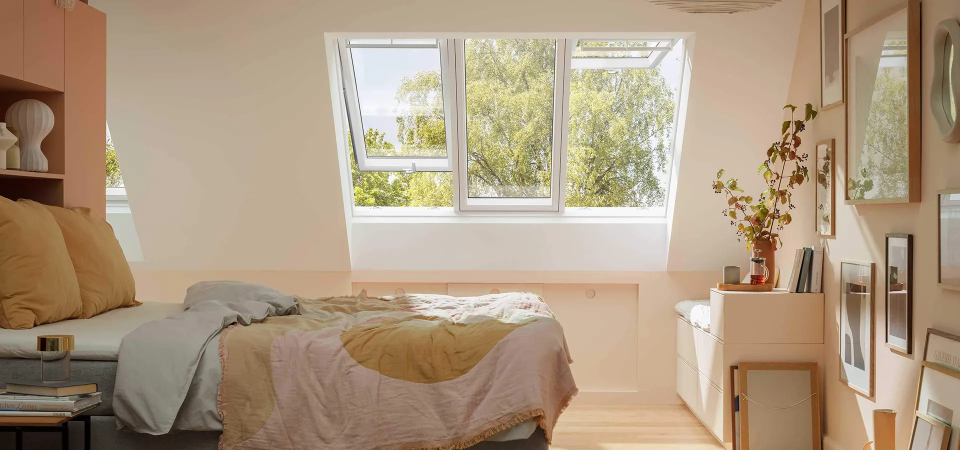 Finestra Velux moderna in mansarda luminosa