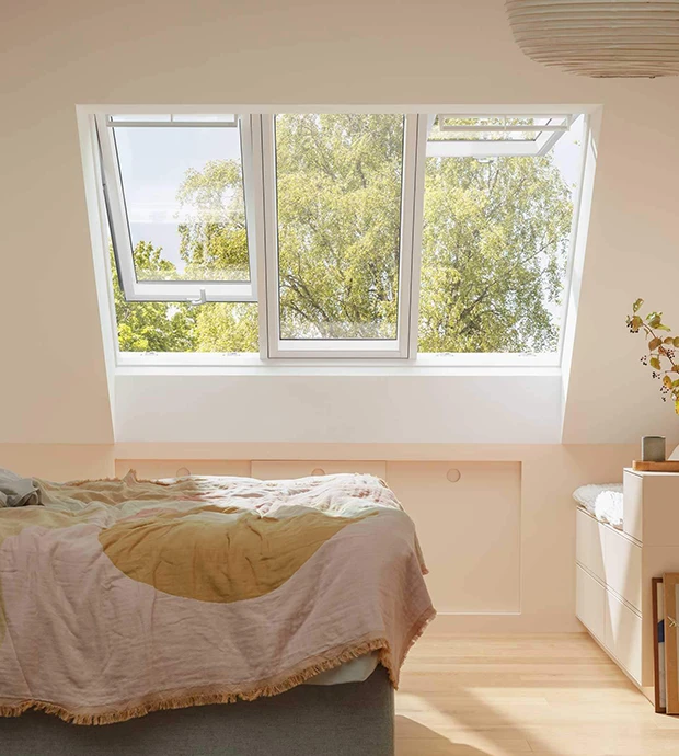Finestra Velux da tetto in camera moderna con luce naturale