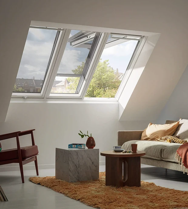 Mansarda moderna con finestre da tetto Velux e luce naturale