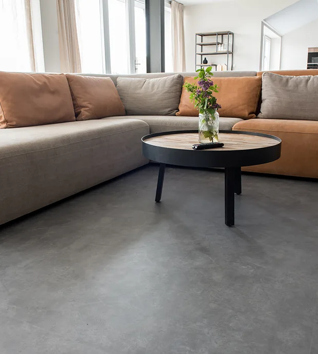 Pavimento PVC effetto cemento in soggiorno moderno