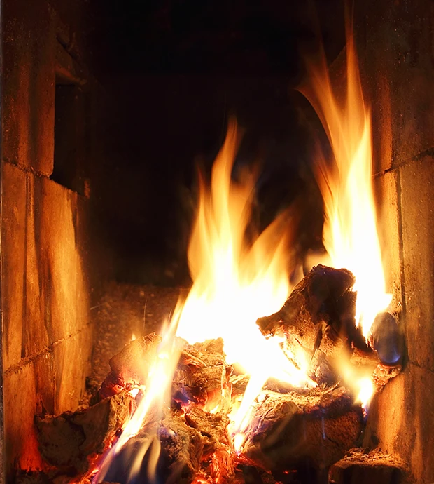 Fiamma di stufa o caminetto per ambienti caldi e accoglienti