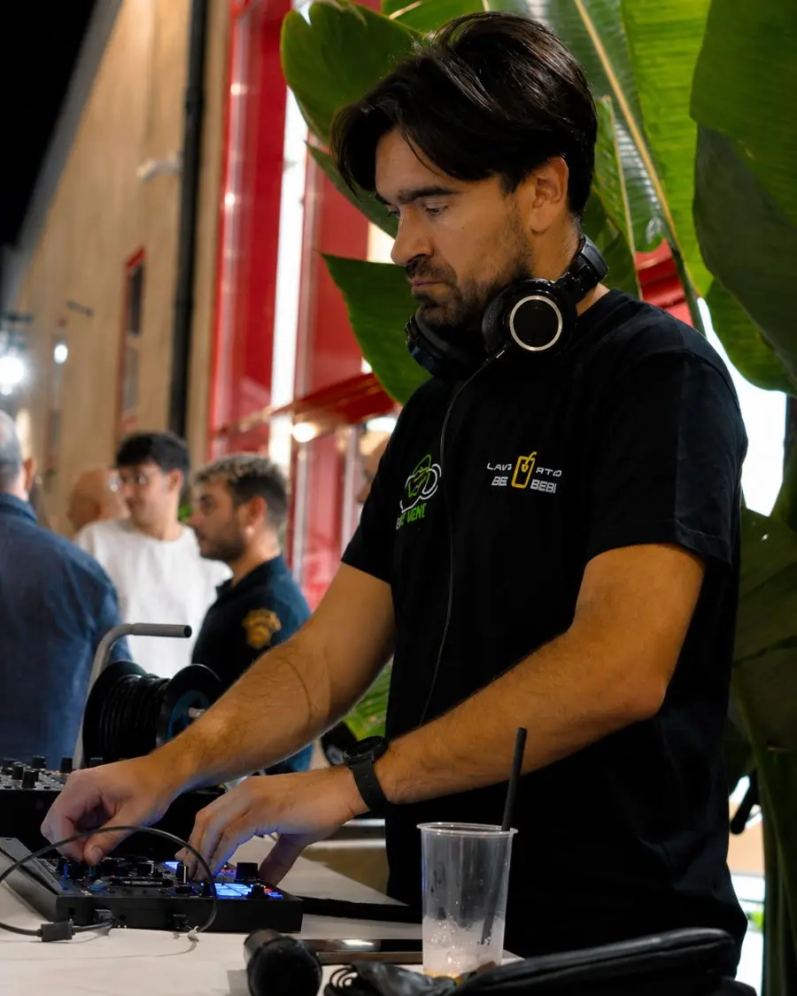 DJ set durante inaugurazione showroom Ma.C. Finiture a Perugia
