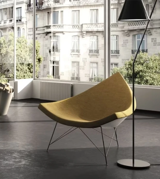 Pavimento in resina scura effetto cemento in living moderno
