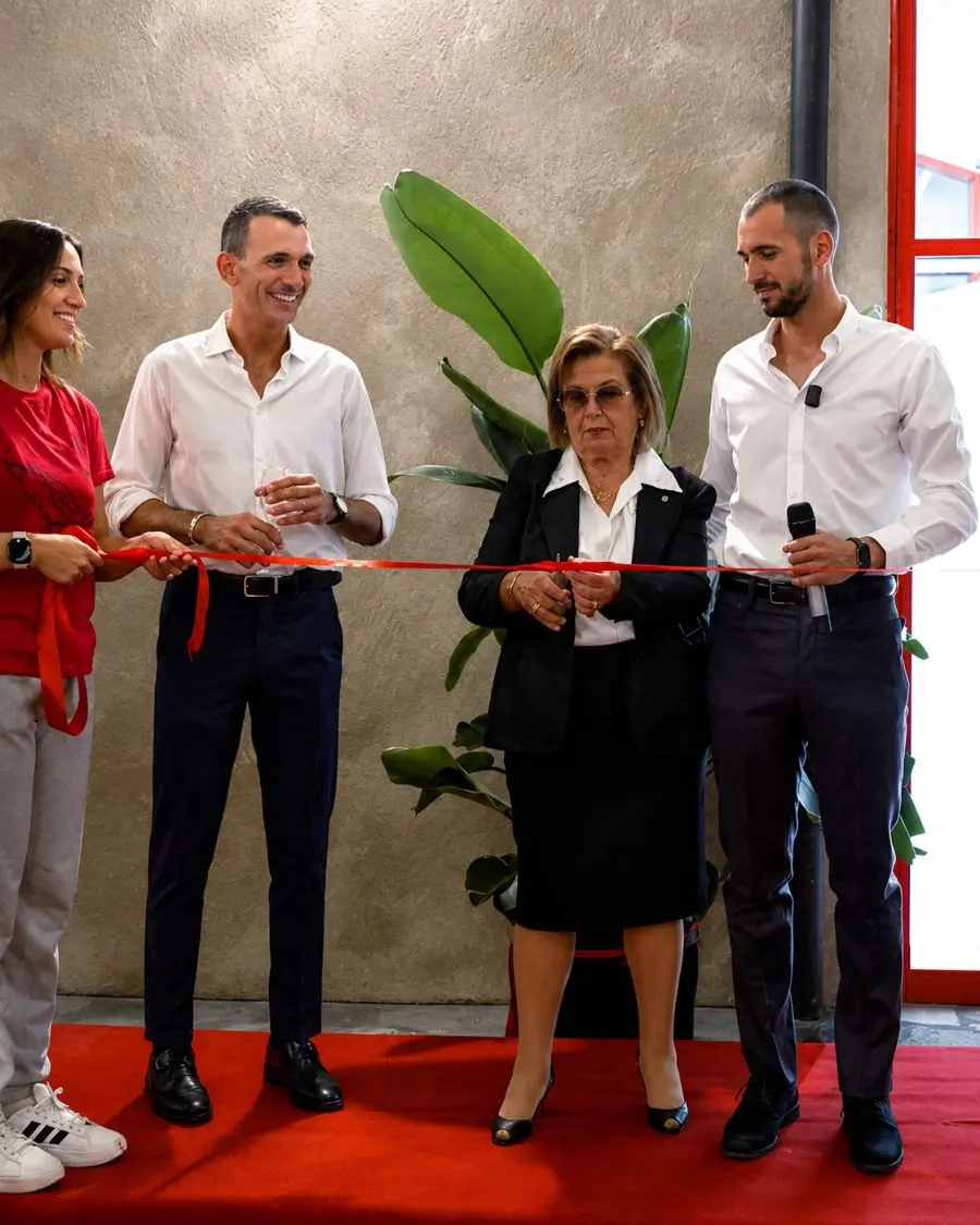 Taglio del nastro durante l'inaugurazione Ma.C. Finiture a Perugia